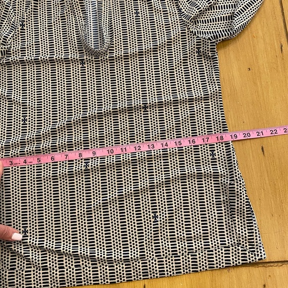 Tory Burch Women’s Black White Blouse Print Collar Poly Lightweight EUC size M - Picture 11 of 14